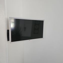 LG 24in TV