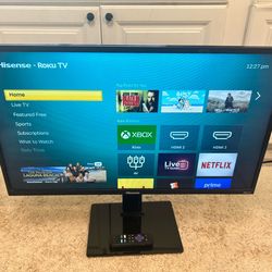 Hisense 32” Roku Smart TV with Roku Remote and Glass TV Stand Bundle