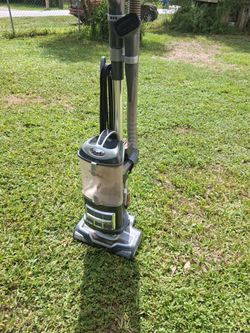NICE SHARK NAVIGATOR BAGLESS VACUUM WITH ATTATCHMENTS