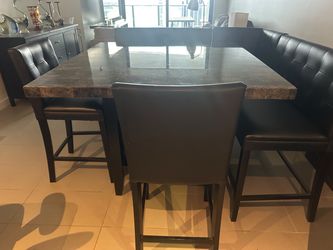 Mesa de comedor con cubierta de mármol y sillas (altura de barra)
