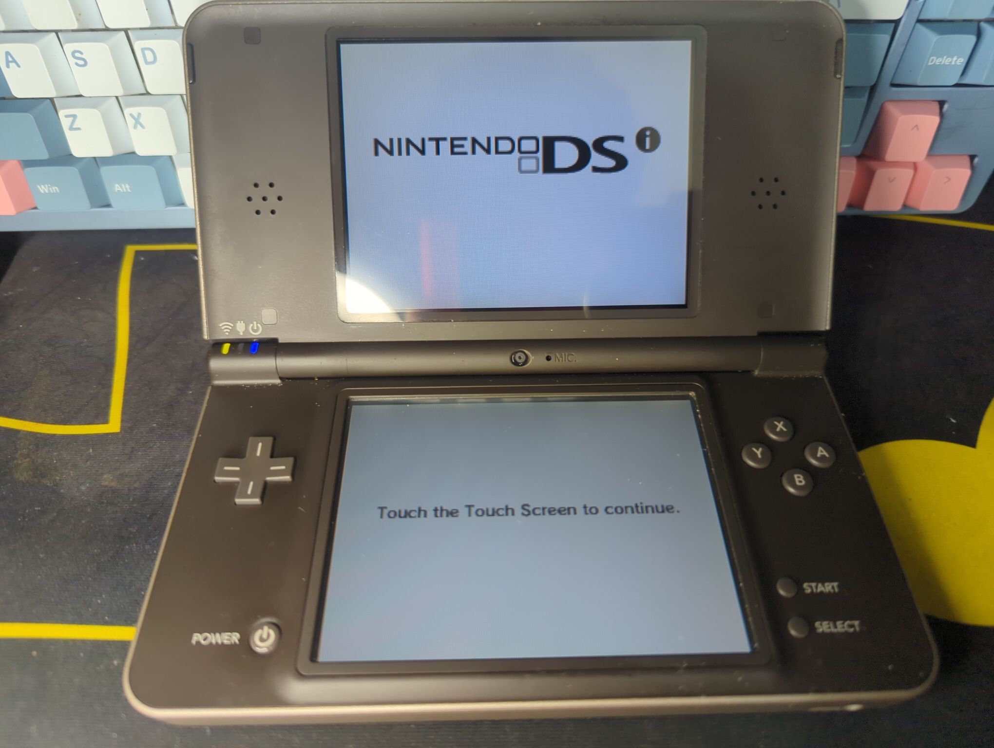 Nintendo DSi XL - MODDED / 20+ Pokémon Games + More