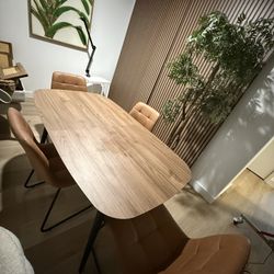 Dining table And 4 Leather Chairs. Dining Furniture Set