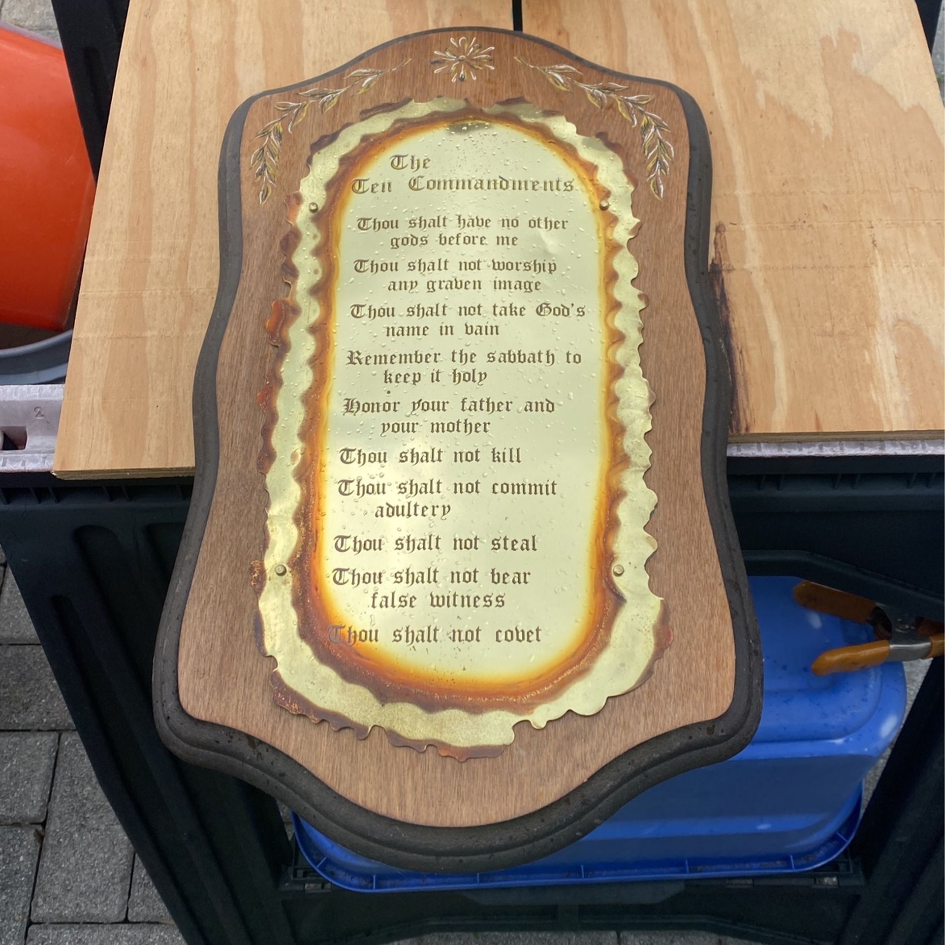 Plaque  Wall Hanging   Beautiful  Good Condition   Ten Commandments   Asking $ 2.50  First come first Serve 