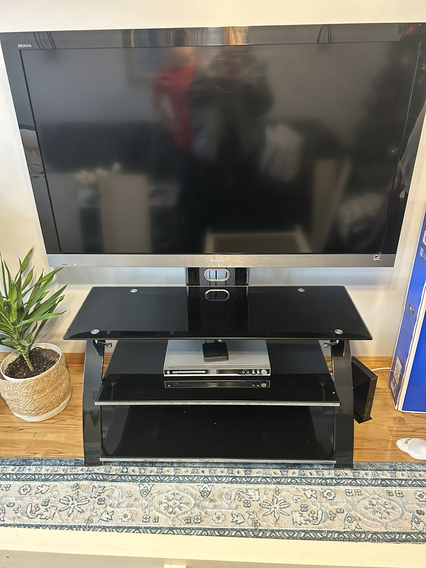 SONY BRAVIA KDL-55EX500 w/Remote and Table Top TV Stand