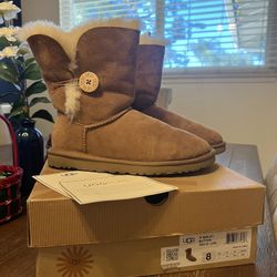 UGG Women's Bailey Button boots, Size 8