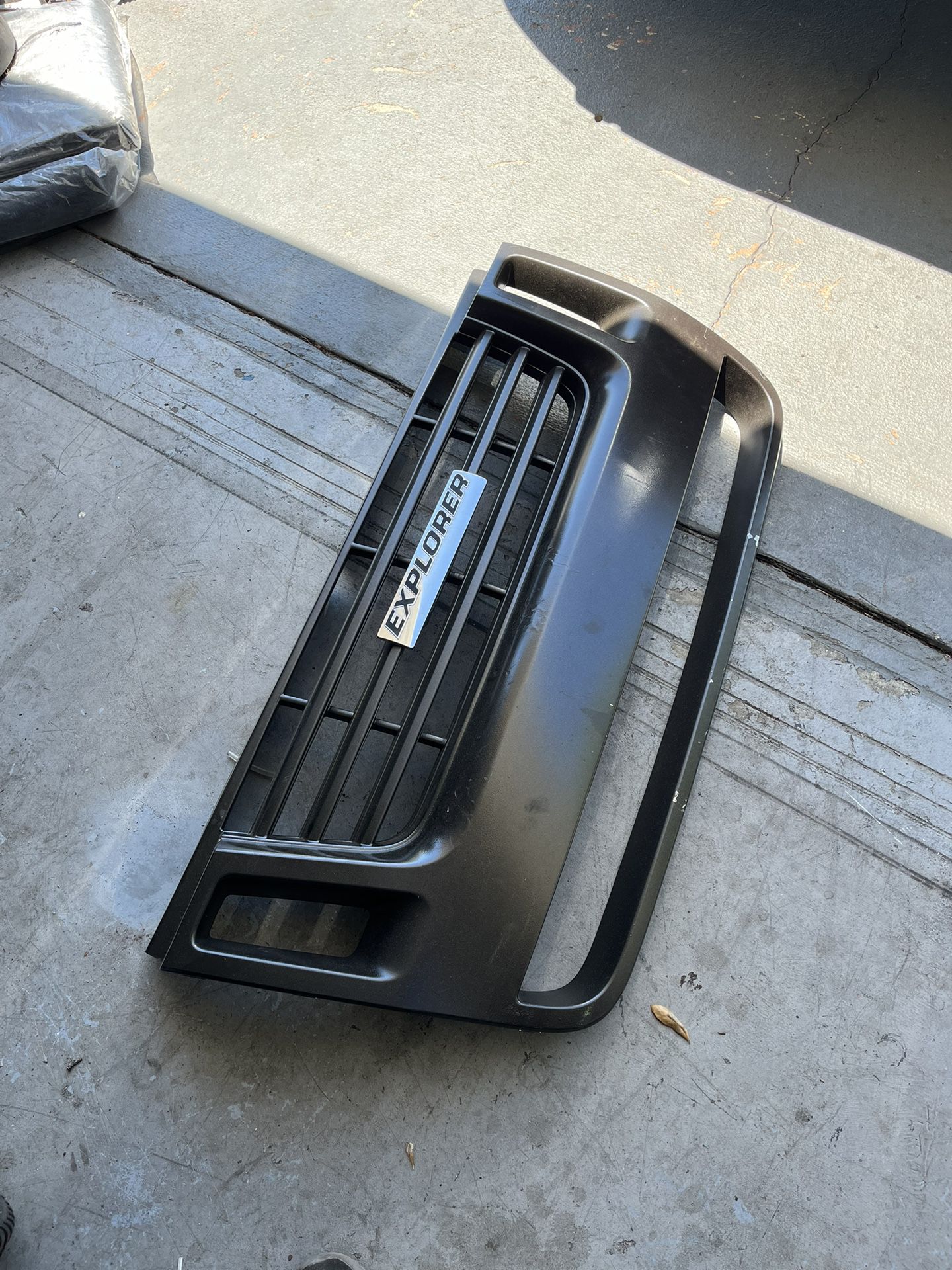 2007-2010 Explorer Grill  / Ford Parts 