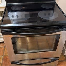 Cocina y microondas / Range and microwave