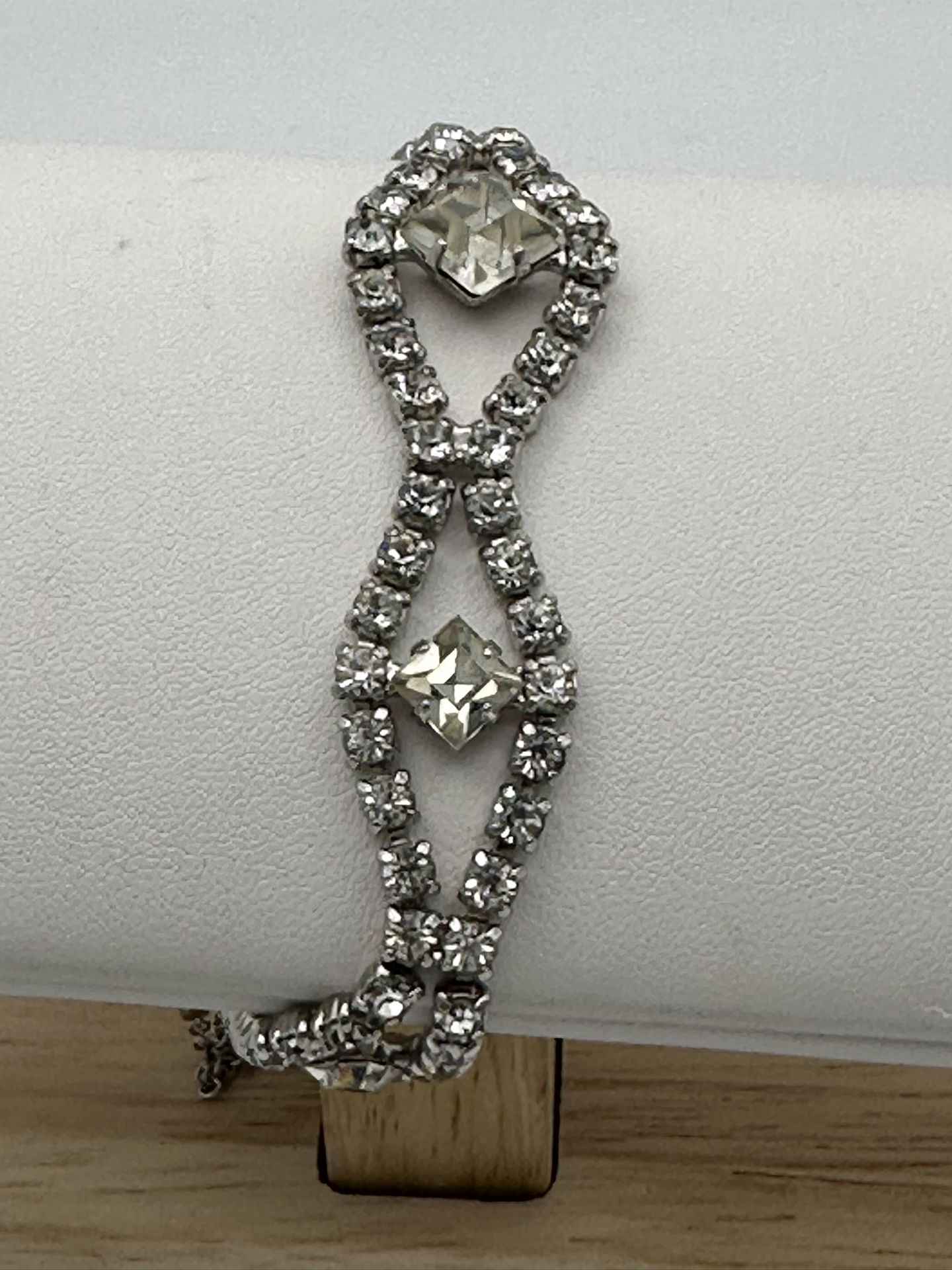 Rhinestone Prong Set Bracelet Safety Chain Size 6 3/4 Good Condition 