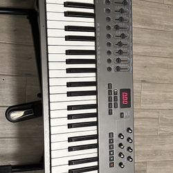 Nektar Impact LX-88+ MIDI controller 