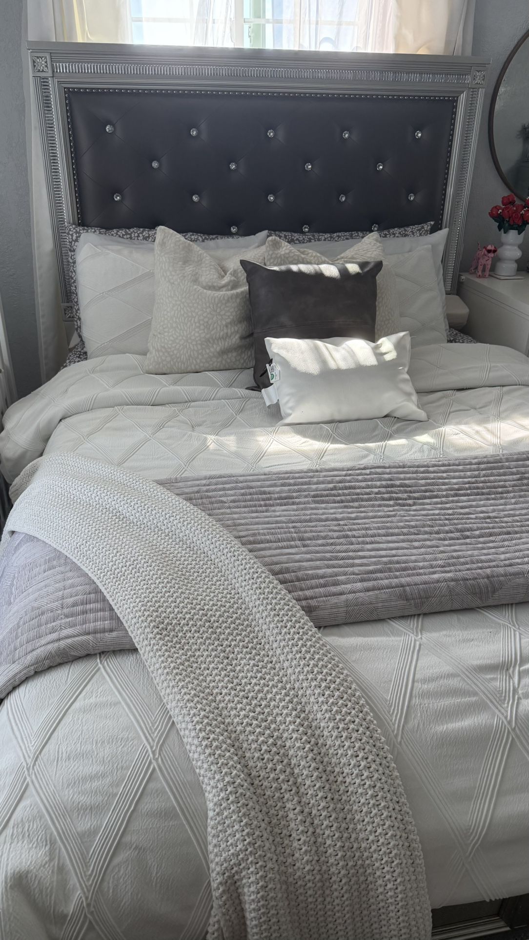 queen sized bed set with dresser and 2 night stands