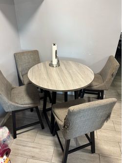 Table  + free chairs