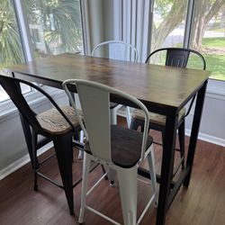 DINING ROOM / KITCHEN TABLE WITH 4 CHAIRS