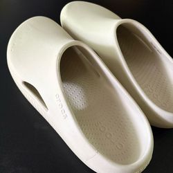Crocs Mellow Recovery Clogs cream mens size 11