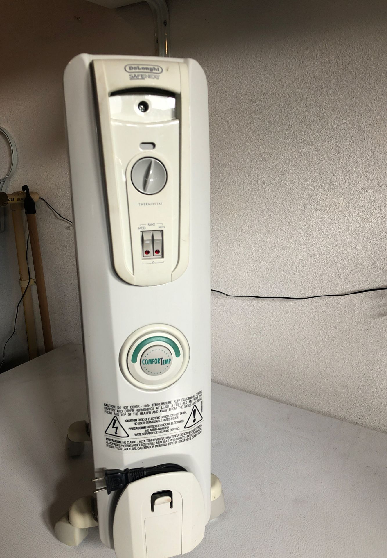 Oil Heater Delonghi- Clean and Ready