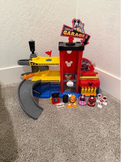 Disney Junior Mickey Mouse Ready to Race Garage, Lights and Sounds, 18-piece Vehicle Playset Baby and Toddler Toys