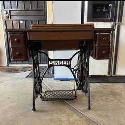 1927 Singer Treadle Sewing Machine