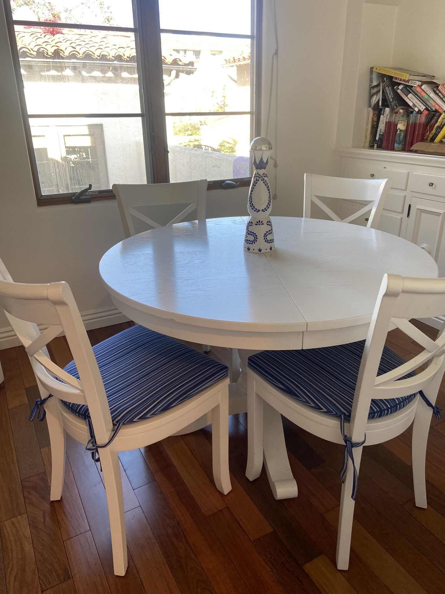 White Kitchen Table + 4 Chairs 