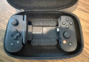 Backbone Pro Gaming Controller for iPhone 15/16/17 & Android + Official Carrying Case