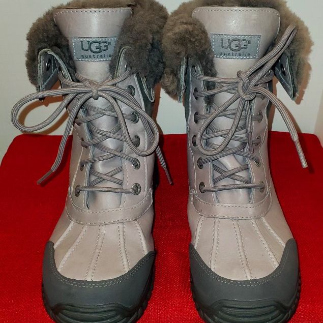 UGG WOMANS Adirondack Leather And Sheepskin Lining Boots Size 8