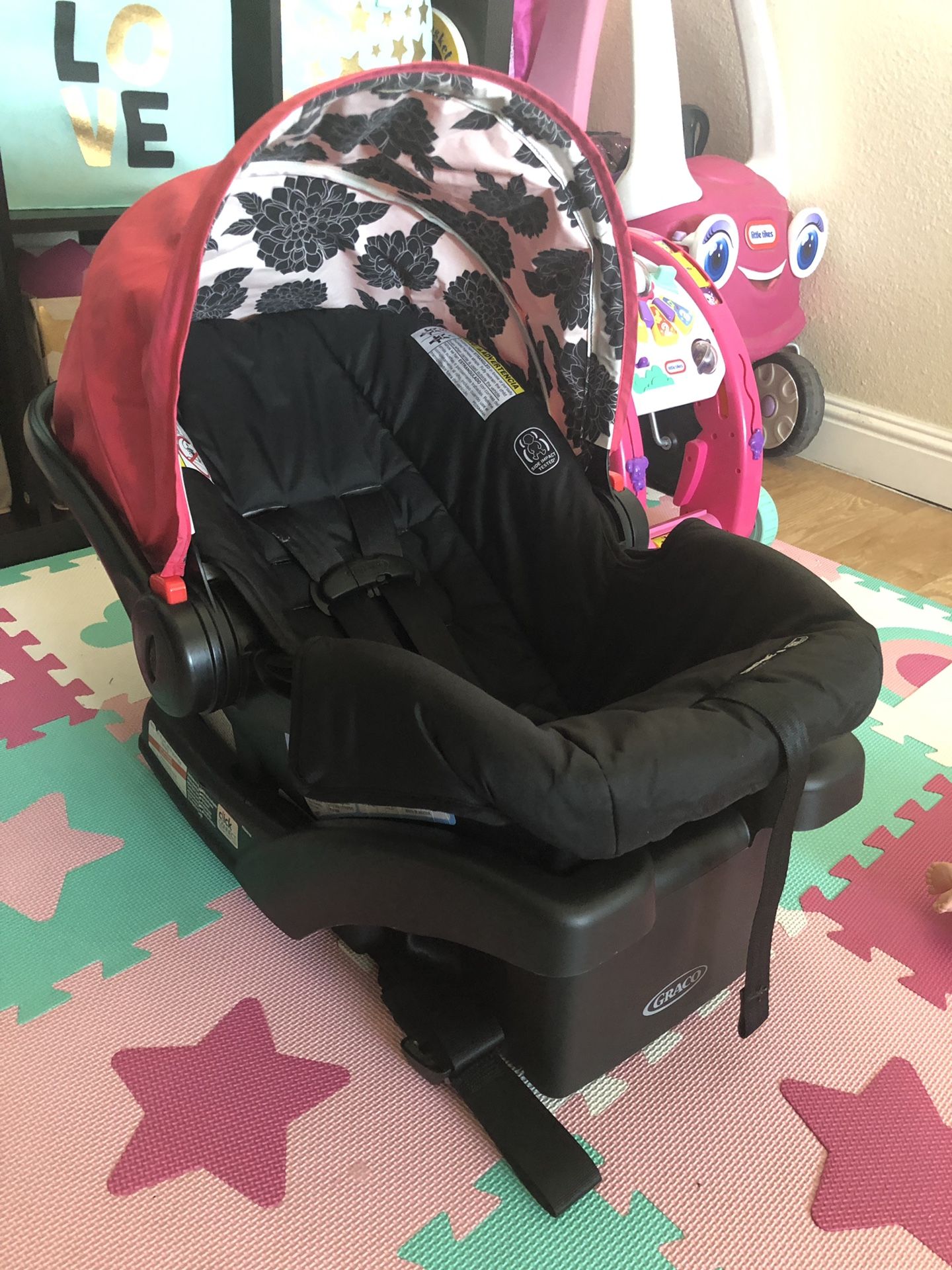Graco Baby infant car seat with base