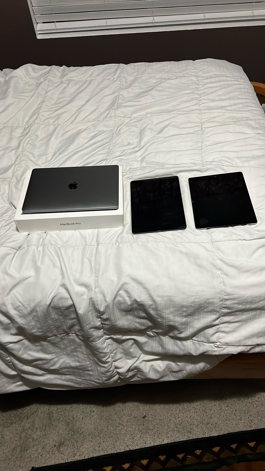 BARELY USED MacBook Pro + 2 iPads