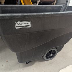 Rubbermaid trash cart