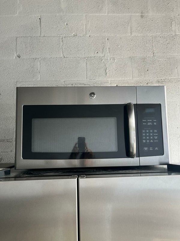 Microwave GE 30 Inch Great Condition 