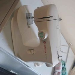 Singer M1500 Sewing Machine 