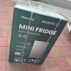 Hisense Mini Fridge 4.4Ft