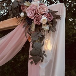I'm selling all my wedding decorations, almost like new.