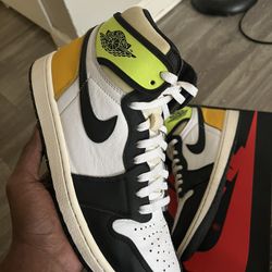 Jordan 1 Retro Volt Gold 110