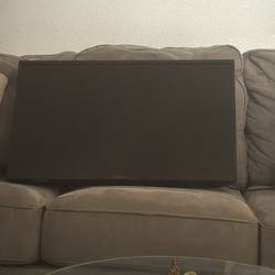 Insignia 32” Smart TV + Wall Mount + Remote – Like New