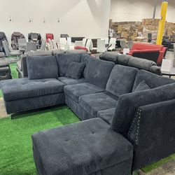 Dark Blue Sectional with Ottoman / Seccional azul oscuro con otomana