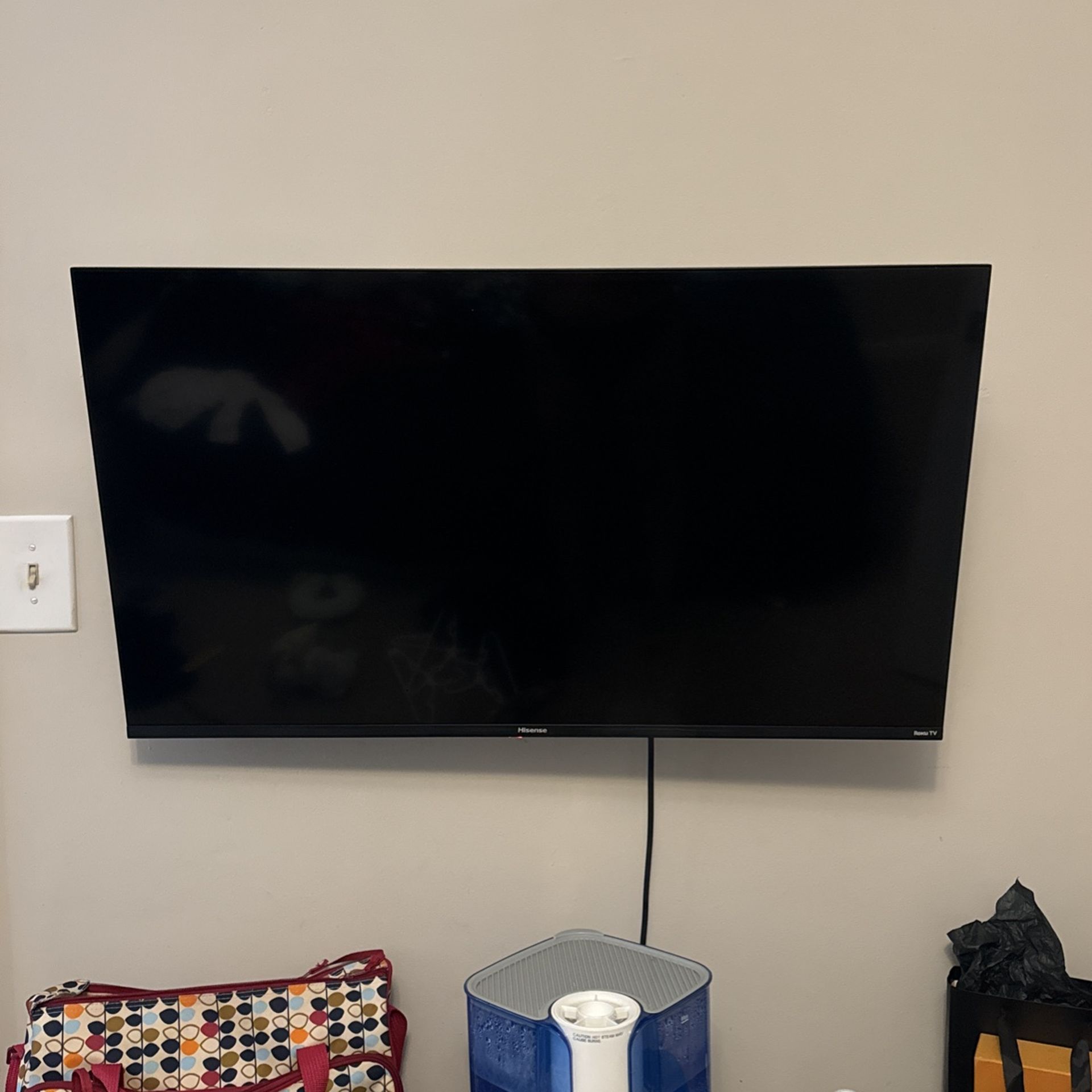 40inch Hisense H4 Roku Smart Tv Including Mount Special