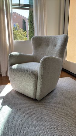 Cream Bouclé Swivel Chair – Great Condition