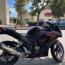 HONDA CBR 300R 2019 Clean title  3485 miles