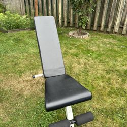 Adjustable weightlifting bench 