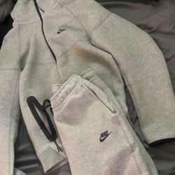 Nike tech sweatsuit 