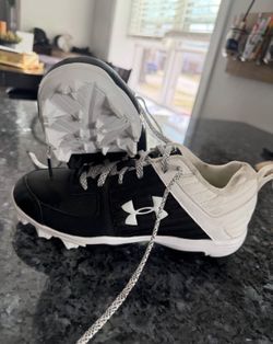 Like NEW Kids/Youth Athletic Baseball/Softball Spikes UA size 5.5Y cleats $35