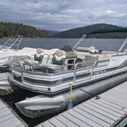 Sun Tracker 21 Fishing Barge Pontoon Boat 