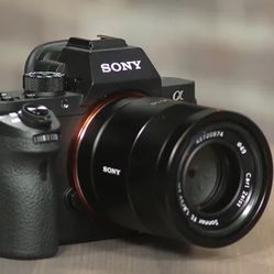 Sony A7rii With 85mm 1.8 with extended Battery Pack