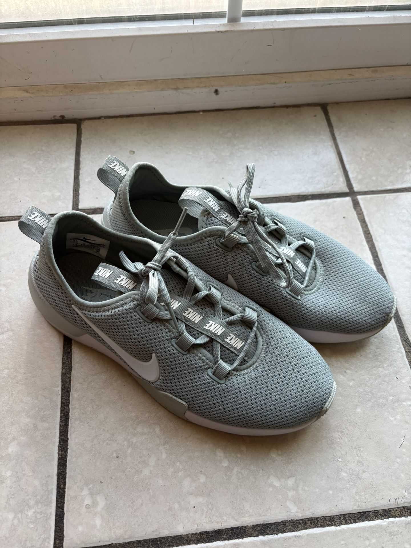 Women’s Nike Shoes 👟 - SIZE 8.5 (GREY+GREEN COLOR)