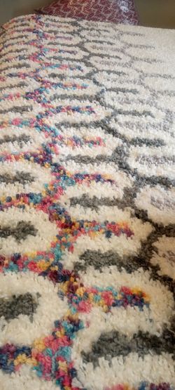 New 5/7 area rug thick and elegant soft to the feet