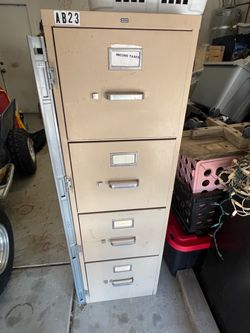 Filing cabinet with locking feature