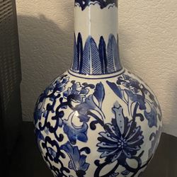 Chinoiserie vase
