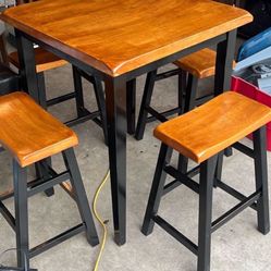 Table And 4 Barstools 