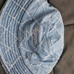 Supreme Bucket Hat Size S/M . NEVER BEEN USE ,IN EXCELLENT CONDITIONS!!!