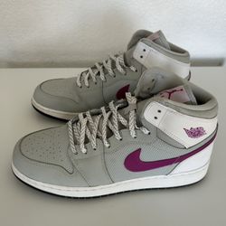 Nike Women’s Shoe (size 8.5)