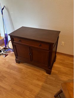 Solid Wood Accent Cabinet / Buffet / Media Console – Excellent Condition