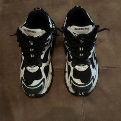 balenciaga runners black & white